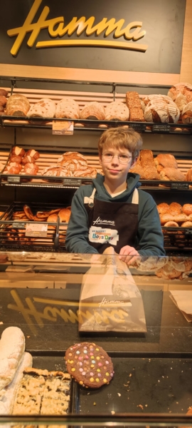 Junge hinter eine Brot- und Kuchentheke