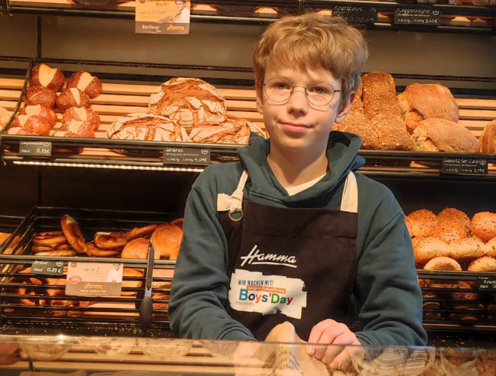 Junge hinter einer Bäckereitheke